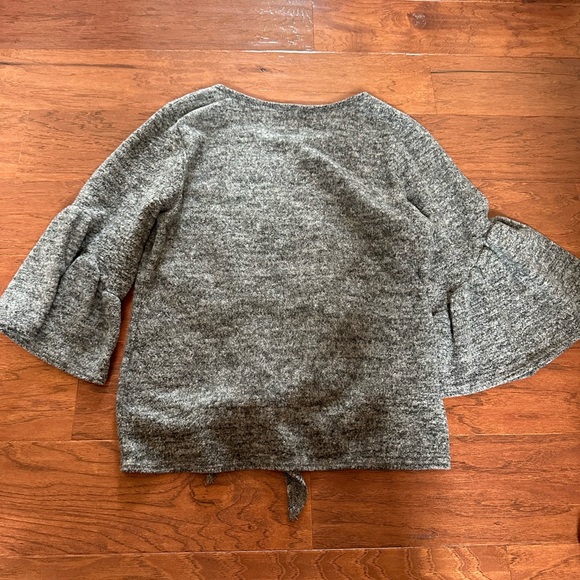 Bell sleeve grey tie sweater - Picture 2 of 4
